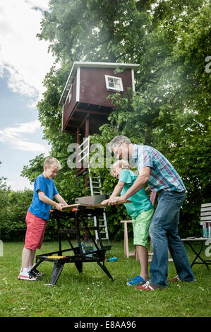 Edificio di lavoro padre figli albero giardino-house Foto Stock