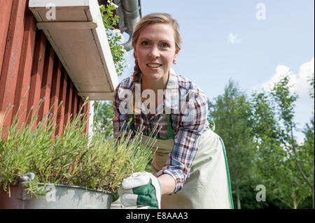 Ritratto donna bionda giardinaggio sorridente Foto Stock