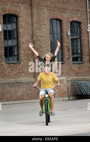 Ritratto di giovane adolescente Bicicletta Equitazione, sorridente Foto Stock