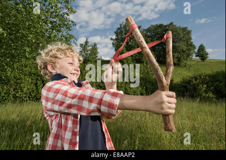 Ragazzo di contenimento in legno fatti a mano slingshot Foto Stock