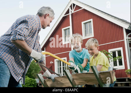 Due giovani ragazzi nonno segatura di legna da ardere Foto Stock