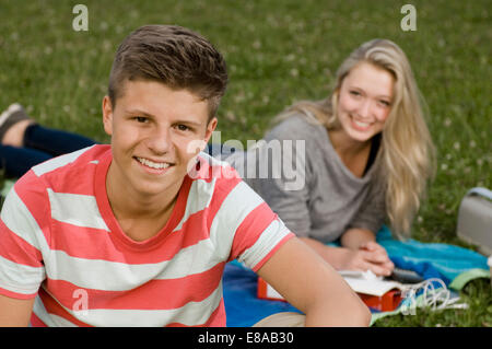 Ritratto di giovane adolescente nel parco, sorridente Foto Stock