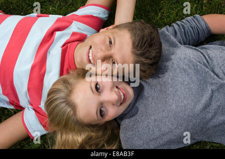 Ritratto di giovane adolescente rilassante, sorridente Foto Stock