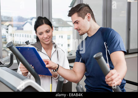 Giovane donna e uomo in palestra Foto Stock