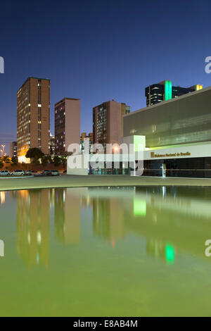 Biblioteca nazionale e grattacieli al crepuscolo, Brasilia, del Distretto Federale, Brasile Foto Stock