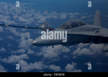 Un U.S. Marine Corps F/A-18D Hornet aeromobile assegnati alle Marine Tutti Meteo attacco Fighter Squadron (VMFA(AW)) 533, Marine Aircraft Group 31, 2 aeromobili Marina Wing refuels nell'aria su Guam sett. 17, 2014, durante l'esercizio Valiant scudo 2014. Valiant Foto Stock