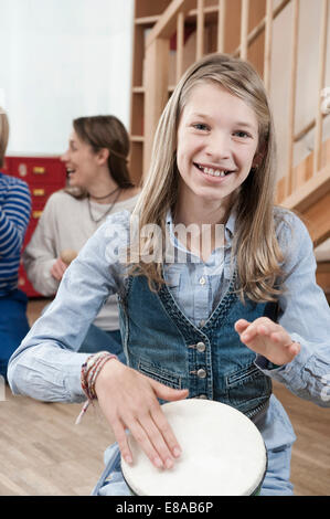 Ritratto di drumming schoolgirl Foto Stock