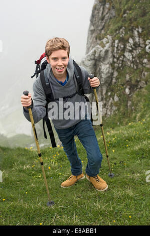 Ragazzo adolescente escursioni nelle montagne delle Alpi Foto Stock