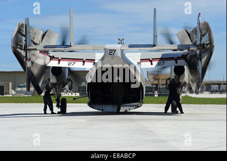 Stati Uniti Navy C-2un levriero aeromobili a terra del personale di supporto e i membri dell'equipaggio taxi il velivolo a sostegno dell'esercizio Valiant scudo 2014 presso Andersen Air Force Base, Guam, Sett. 18, 2014. Valiant Shield è una biennale U.S. Air Force, Navy e Marine Corps e Foto Stock