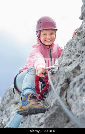 Ragazza adolescente arrampicata moschettone di fissaggio per fune Foto Stock