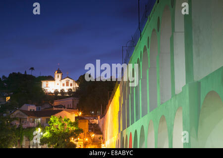 Arcos da Lapa (Acquedotto Carioca) e il Convento di Santa Teresa al crepuscolo, Lapa, Rio de Janeiro, Brasile Foto Stock