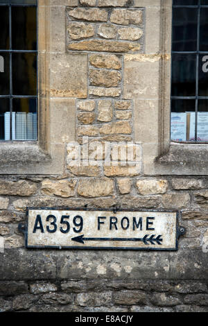 Il vecchio segno alla città di Frome in High Street del Somerset villaggio di Bruton REGNO UNITO Foto Stock