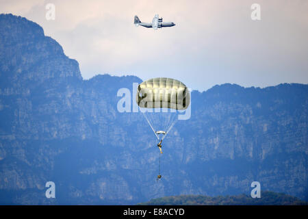 Un U.S. Paracadutista esercito assegnato alla brigata 173rd battaglione di supporto, 173rd Airborne Brigade Combat Team atterra dopo un salto a Giulietta Drop Zone di Pordenone, Italia, Sett. 24, 2014. Stati Uniti I soldati hanno condotto una operazione aerea con T-11 paracadute da Foto Stock