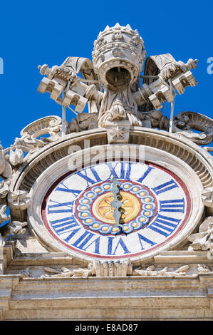 Orologi sul tetto della basilica di San Pietro in Vaticano Foto Stock