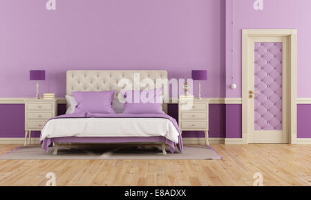 Viola camera da letto in stile classico con un letto doppio e porta chiusa Foto Stock