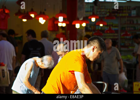 Strada cinese sul mercato Chun Yeung Street, Hong Kong. Foto Stock