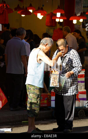 Due clienti per la strada del mercato. Chun Yeung Street, Hong Kong. Foto Stock