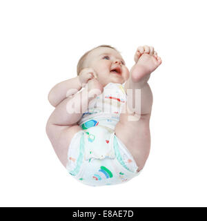 Un neonato in pannolini sorge isolato su sfondo bianco Foto Stock