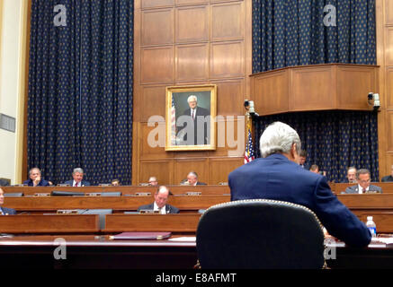 Stati Uniti Il segretario di Stato John Kerry testimonia davanti alla casa commissione per gli Affari esteri del Campidoglio di Washington, D.C. Foto Stock