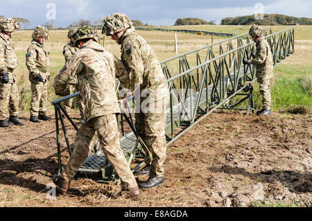 RIR soldati costruire un ponte ad arco a 10m di distanza in meno di 2 minuti. Foto Stock