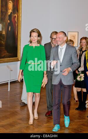 Bruxelles, Belgio. 2 Ottobre, 2014. Regina Mathilde del Belgio in visita alla mostra "ensation e sensualità, Rubens e il suo patrimonio" del pittore belga Peter Paul Rubens (1577-1640) presso il Museo Reale di Belle Arti di Bruxelles, Belgio, 2 ottobre 2014. Foto: Patrick van Katwijk/PAESI BASSI E LA FRANCIA/NESSUN SERVIZIO DI FILO/dpa/Alamy Live News Foto Stock