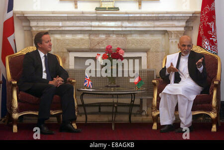 A Kabul, Afghanistan. 3° Ott, 2014. Il Presidente afghano Ashraf Ghani Ahmadzai (R) incontra il Primo Ministro britannico David Cameron a Kabul, Afghanistan, Ottobre 3, 2014. Il Primo Ministro britannico David Cameron è arrivata nella capitale afgana di Kabul il venerdì a pagare una visita inaspettata e soddisfare il nuovo leader afghani, fonti. Credito: piscina/Xinhua/Alamy Live News Foto Stock