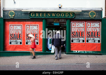 Il negozio Greenwood chiude la vendita. Greenwoods Menswear Ltd negozio di fronte, un uomo di abbigliamento rivenditore con una forte reputazione per il servizio clienti e ha celebrato il suo 150 ° anniversario l'anno scorso. Il negozio di abbigliamento da uomo tradizionale è entrato in amministrazione e 87 dei suoi 92 negozi sono stati acquistati da Harvest Fancy Hong Kong Ltd, con la perdita di 550 posti di lavoro. HFHK è una filiale di Bosideng, uno dei maggiori rivenditori cinesi. Foto Stock