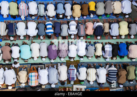 Venerdì dei musulmani salat preghiera jumu'ah al di fuori della moschea Jama Masjid a Bandra, Mumbai, India. Foto Stock