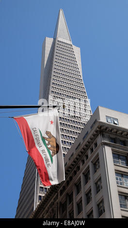 San Franciscos finanziaria distric e la Piramide Transamerica con una repubblica della California bandiera Foto Stock