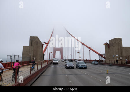 La guida su San Francisco Golden Gate bridge nella nebbia Foto Stock