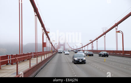 La guida su San Francisco Golden Gate bridge nella nebbia Foto Stock