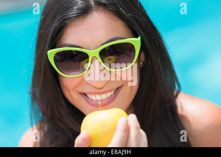 Ritratto di giovane donna di piscina di partecipazione di Apple Foto Stock