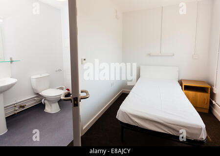 Camera con letto singolo e ensuit Sir John Moore Caserma Folkestone Inghilterra. Foto Stock