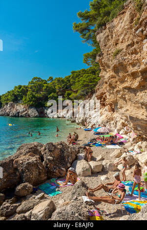 I turisti su una spiaggia nel villaggio di Jagodna, isola di Hvar, Croazia Foto Stock