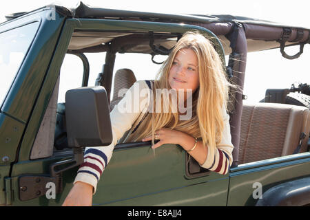 Giovane donna guardando fuori della finestra jeep Foto Stock