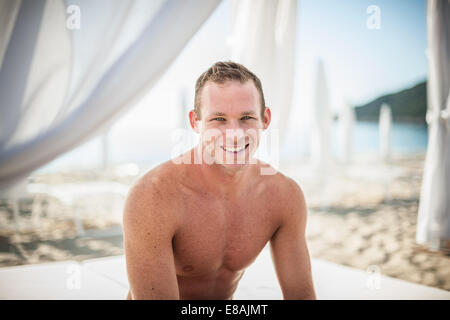 Ritratto di giovane uomo sulla spiaggia, Castiadas, Sardegna, Italia Foto Stock