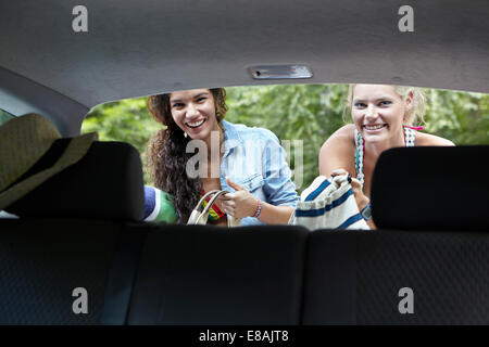 Gli escursionisti alla ricerca attraverso la parte posteriore della macchina Foto Stock