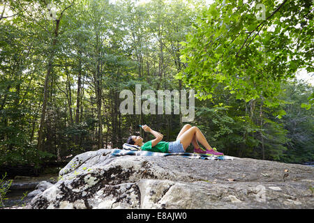 Viandante in foresta Foto Stock