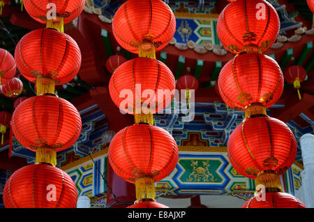 Gruppi di lanterne rosse appese in righe per celebrare il capodanno cinese Foto Stock