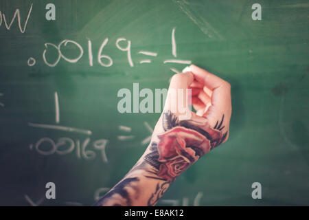 Tatuato la scrittura a mano a bordo Foto Stock