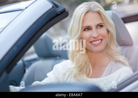 Donna nella sua autovettura convertibile Foto Stock