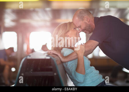 Coppia matura sul traghetto passeggeri, faccia a faccia Foto Stock