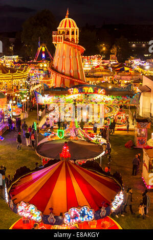 La Helter Skelter e giostre di notte presso la fiera d'oca Nottingham East Midlands Nottinghamshire gb uk eu europe Foto Stock