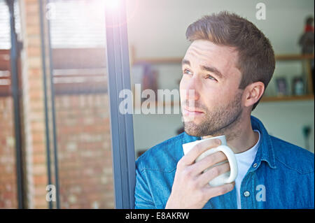 Close up uomo con tazza Foto Stock