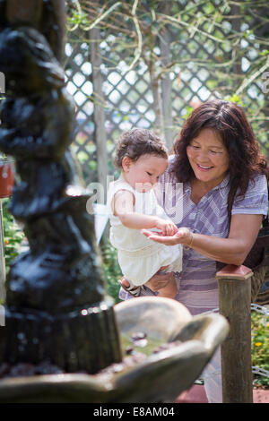 Nonna e nipote alimentare a Peschiera in zoo Foto Stock