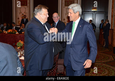 Stati Uniti Il segretario di Stato John Kerry greco saluta il Vice Primo Ministro e Ministro degli Affari Esteri Evangelos Venizelos prima di iniziare Foto Stock