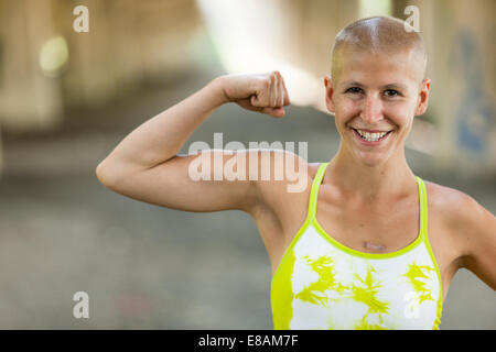 Ritratto di determinata giovane femmina superstite del cancro Foto Stock