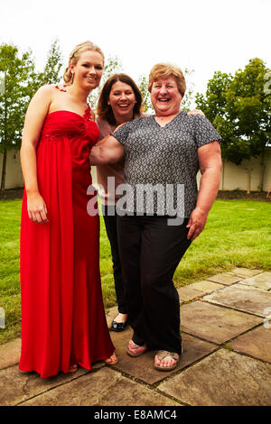 Ritratto di tre donne ridere in giardino Foto Stock