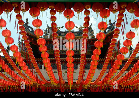 Lanterne rosse appese in righe nel tempio per celebrare il capodanno cinese Foto Stock