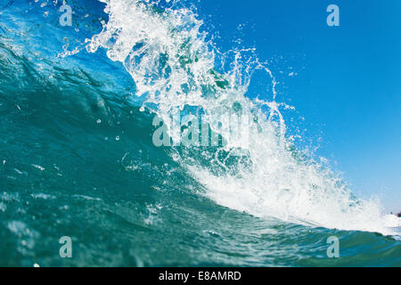 Close up di onda di rotolamento schizzi Foto Stock